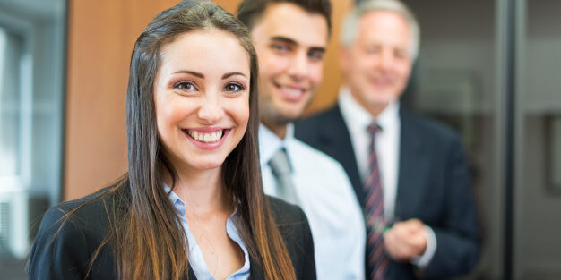 sonriendo-empresaria-sus-colegas_53419-272